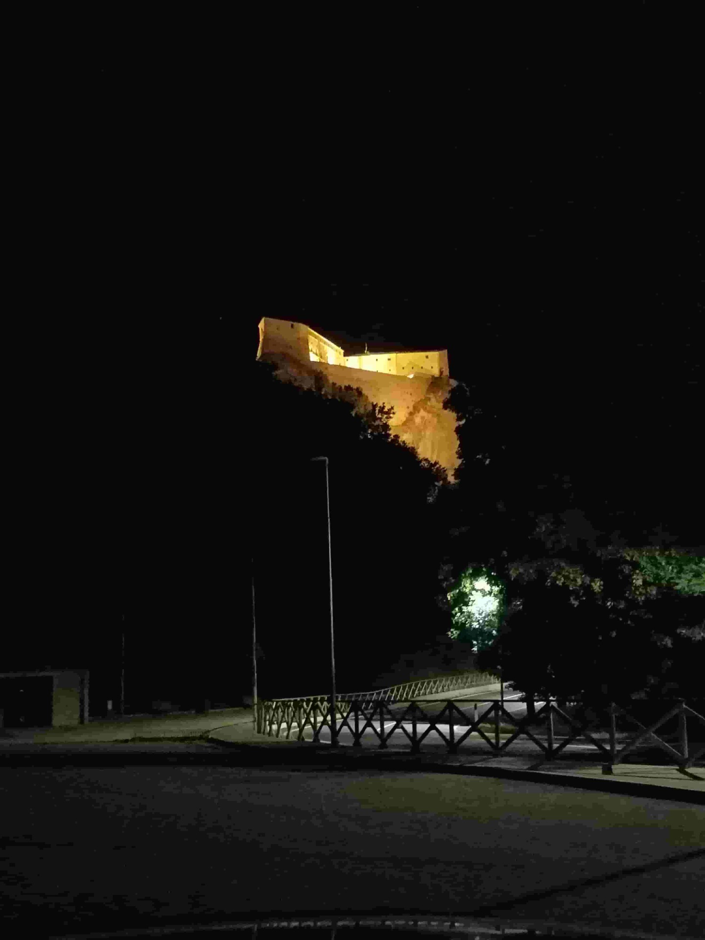 Il Castello di San Leo di notte dall'area di sosta per camper